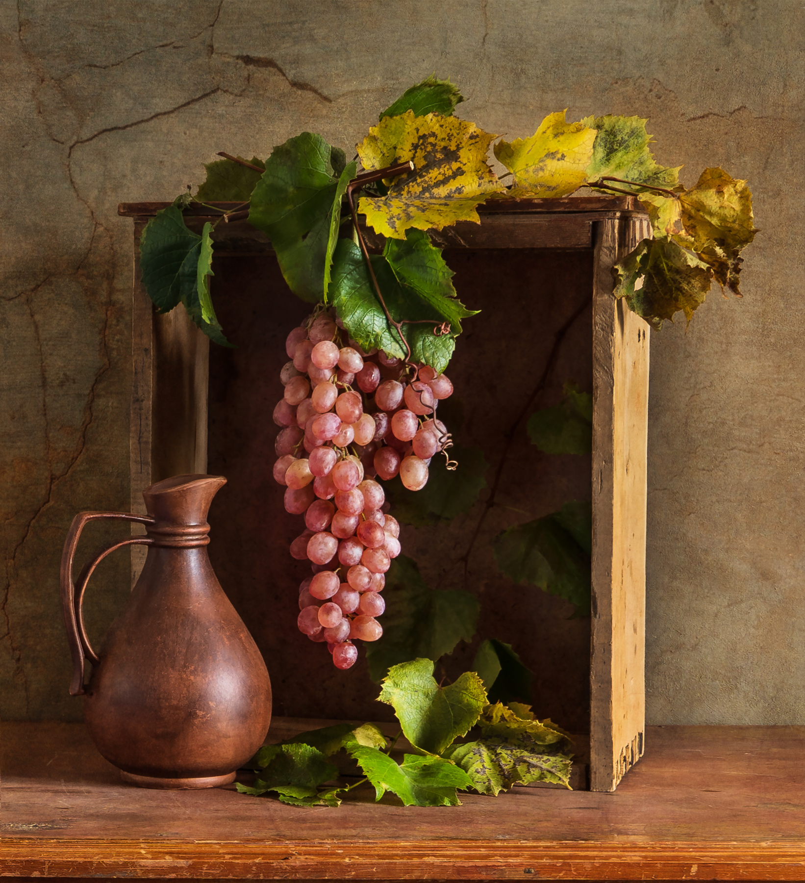 Гроздь винограда в нише. виноград ниша выдвижной ящик лоза кувшин осень классический натюрморт