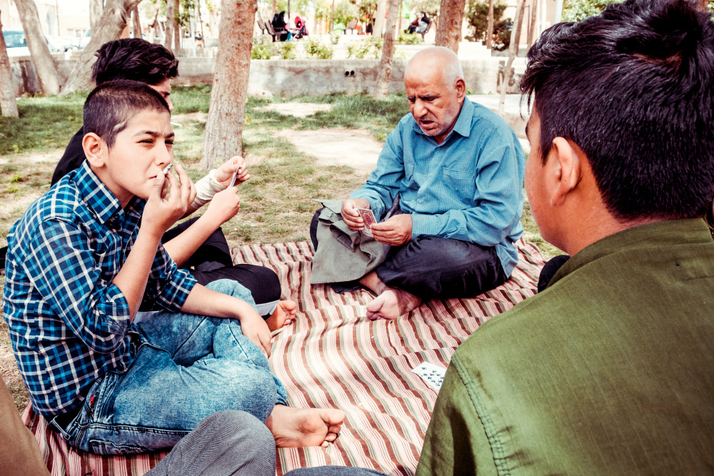 Из серии «Персидские мотивы» Иран Персия Восток ислам мусульмане жизнь улица город стрит фото шпана дети дед карты игра развлечения сигареты курение репортаж документальное азарт