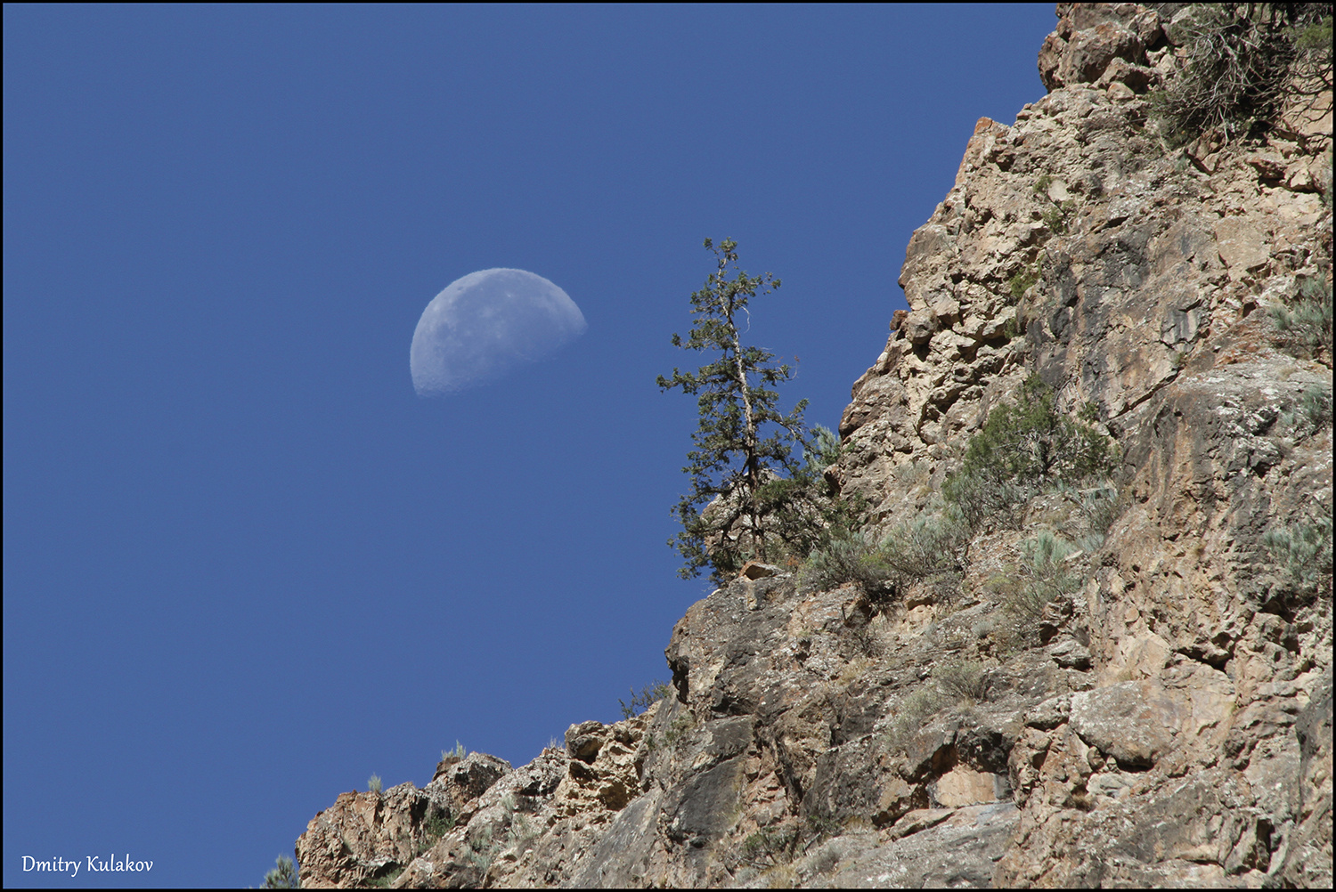 Таджикистан. Заходящая Луна в ущелье Сарымат 