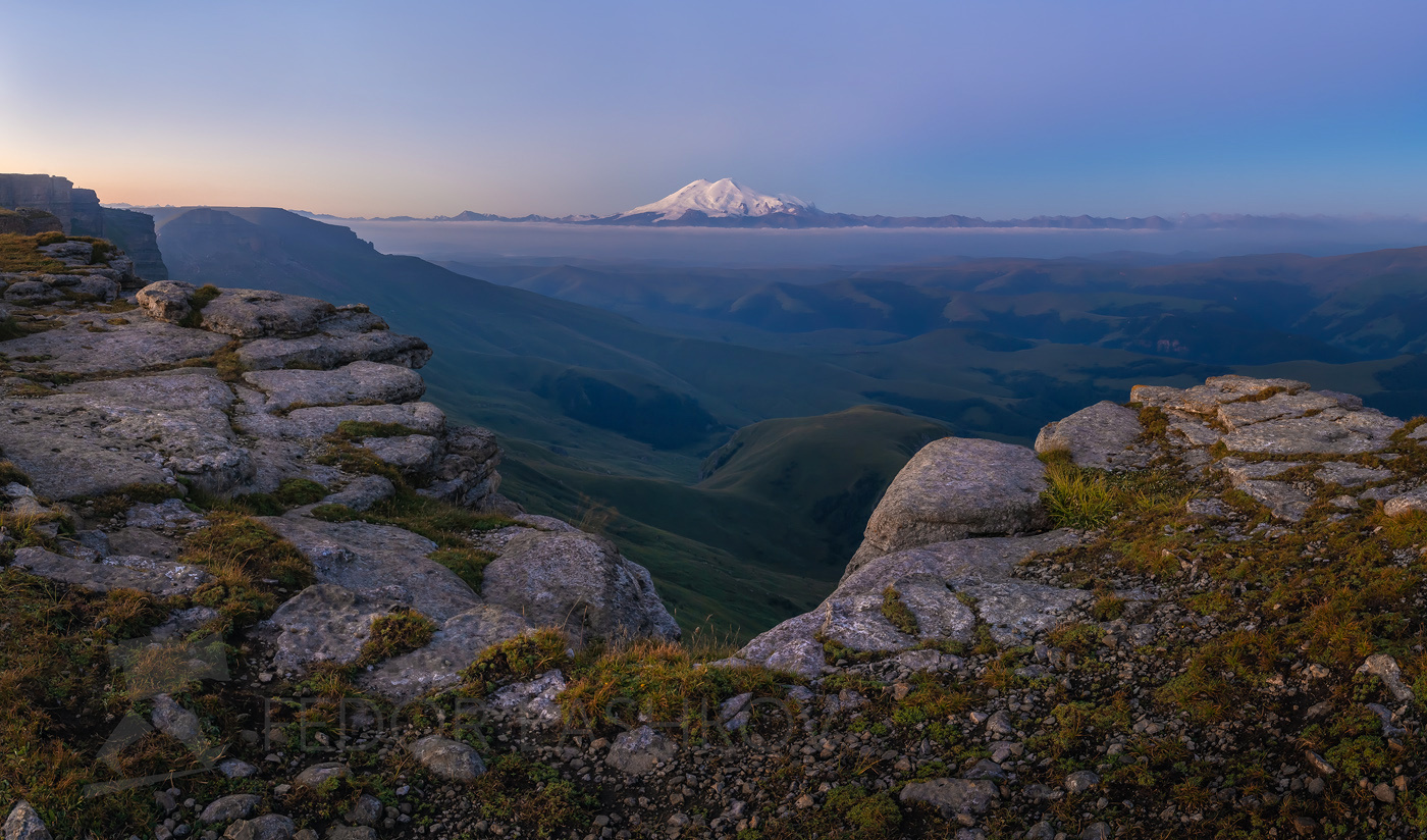 Эльбрус на заре Гора горы скалы лето вершина Кавказ Эльбрус Бермамыт плато камни заря рассвет