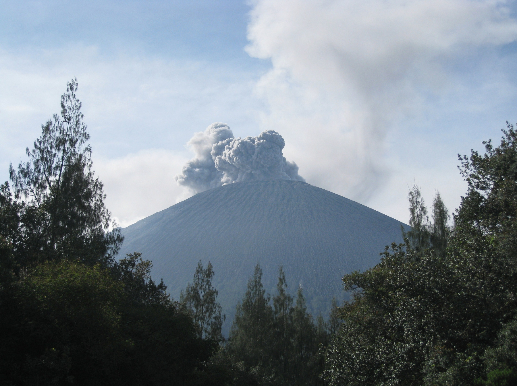 Извержение вулкана Семеру на острове Ява. Индонезия вулкан кратер горы скалы