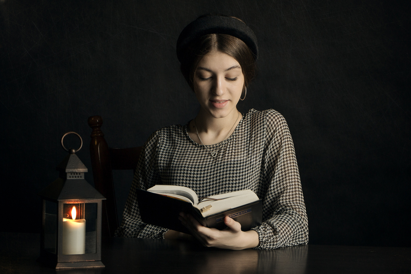 Сказки на ночь! Девушка платье книжка фонарь свеча вспышка домашняя студия