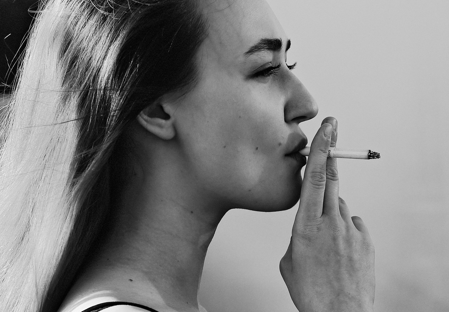 Девушка с сигаретой. портрет девушка лицо сигарета настроение привычка черно-белая чб