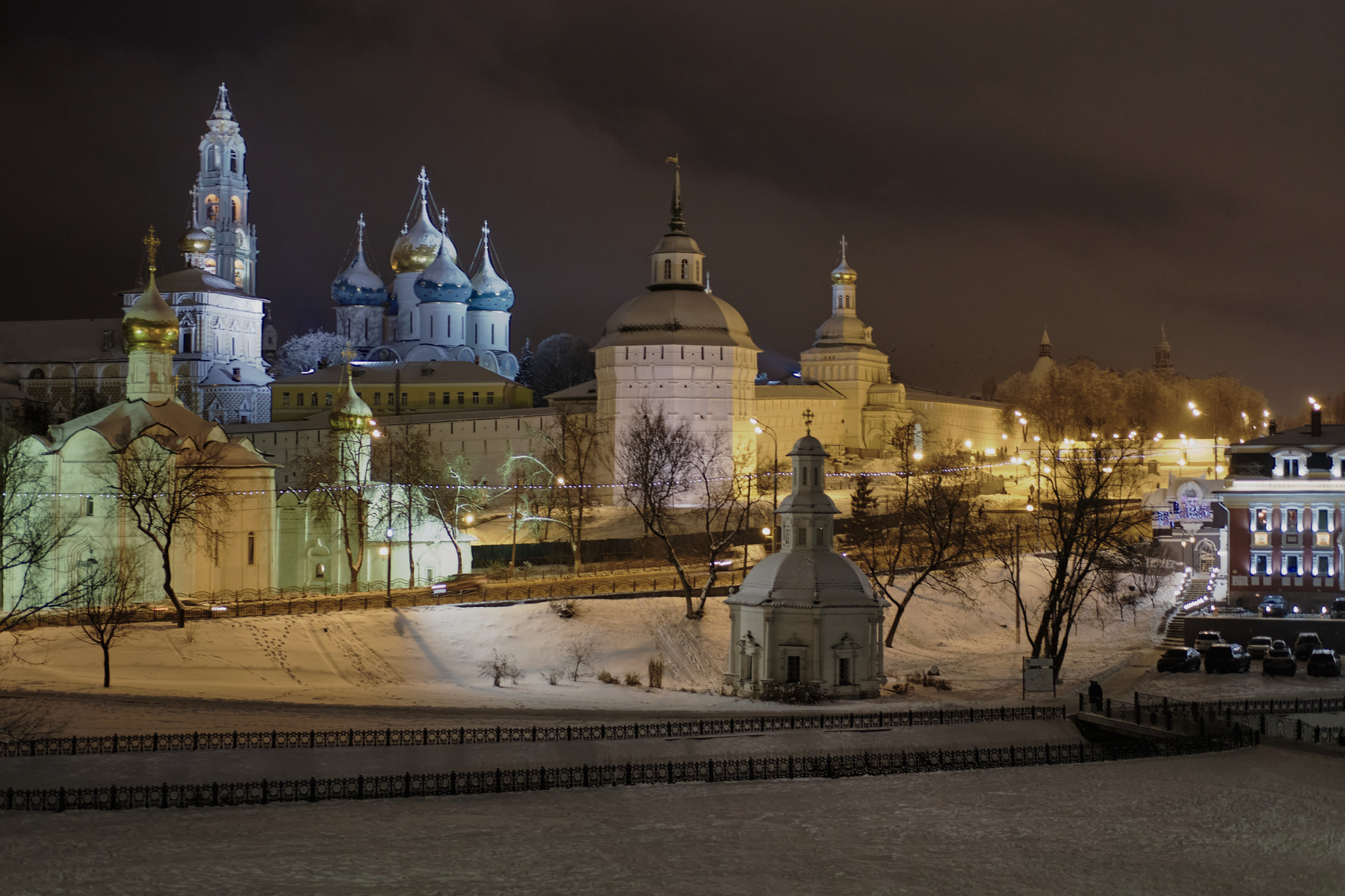 Зимняя ночь в Тро́ице-Се́ргиевой ла́вре (Сергиев Посад) пейзаж моностырь