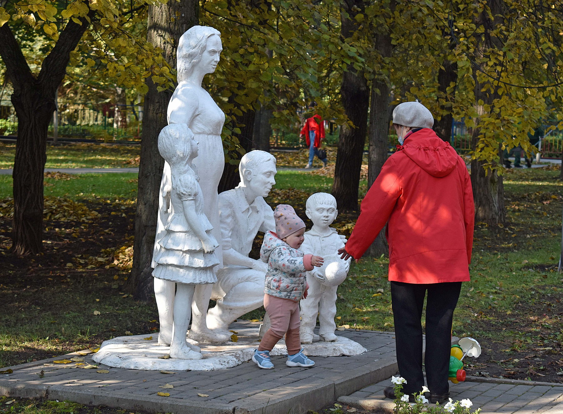 В городском парке осень парк скульптура памятник бабушка внучка