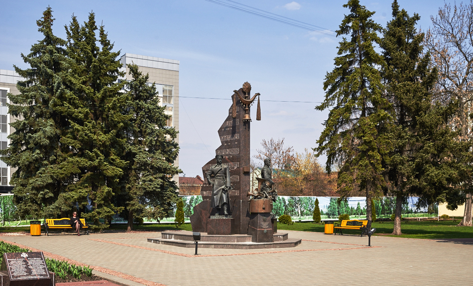 Памятник В.Агапкину и И. Шатрову в центре г.Тамбова 