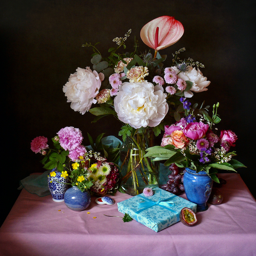 Цветы в день рождения натюрморт розовая скатерть букеты подарок голубая синяя ваза пионы розы
