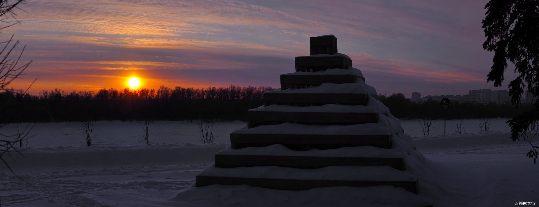 Зиккурат  на закате.  Панорама Зиккурат омск закат мороз зимой Sigma 60mm Art сибирь парк деревянное для цветов сооружение Иртыш