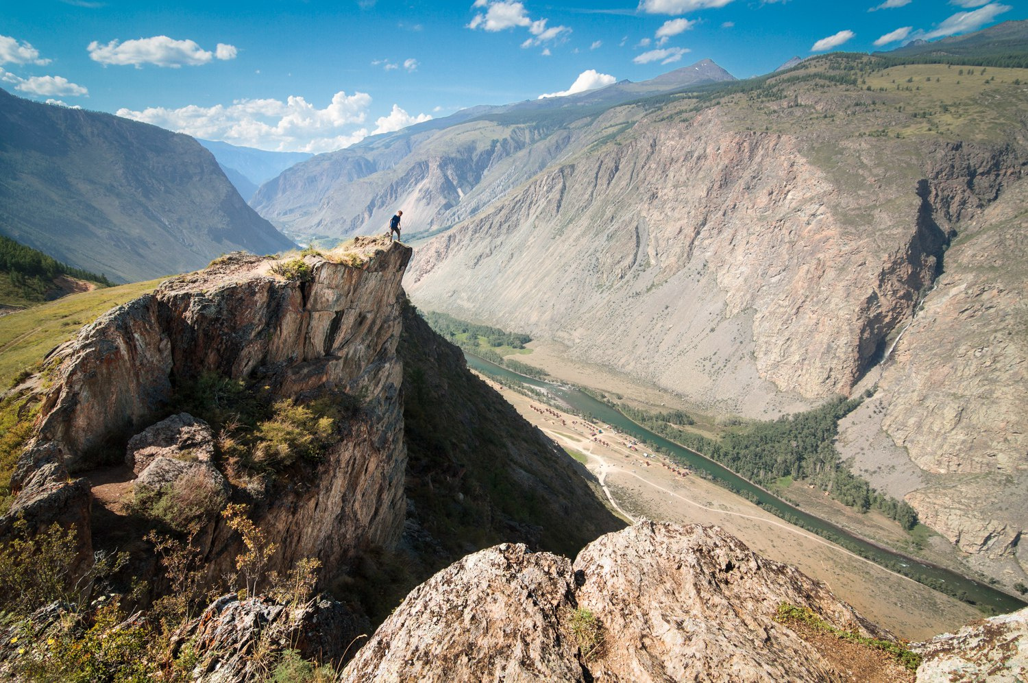 Перевал Кату-Ярык Алтай пейзаж Россия природа скала горы лодка фигура человек портрет
