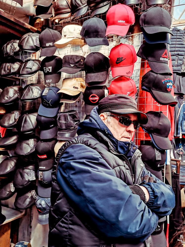 Из серии «Базарный день» Россия 2021 рынок базар покупки торговля стрит фото улица наблюдения жизнь портрет продавец торговец кепка одежда мужчина бейсболка