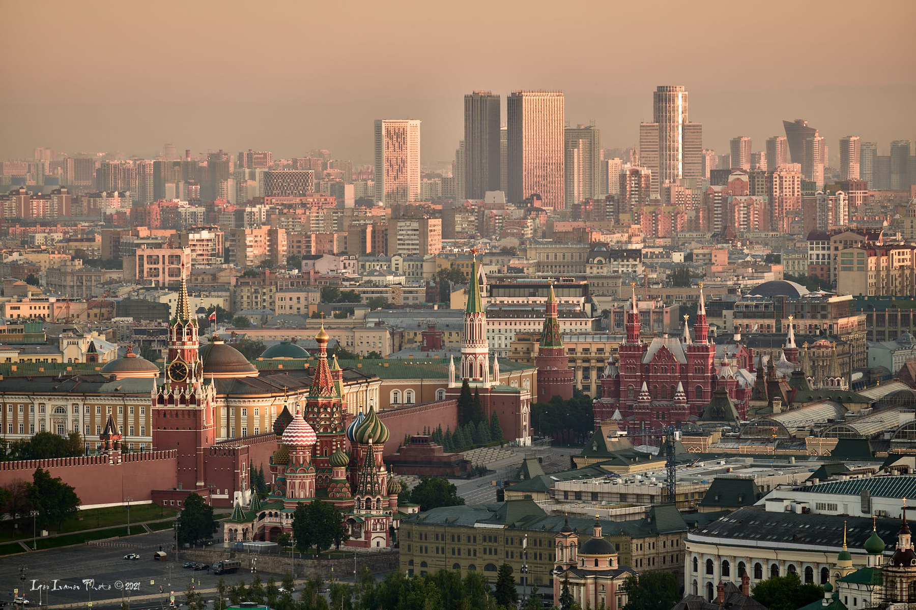 Вид на Кремль с высотного здания на Котельнической набережной 