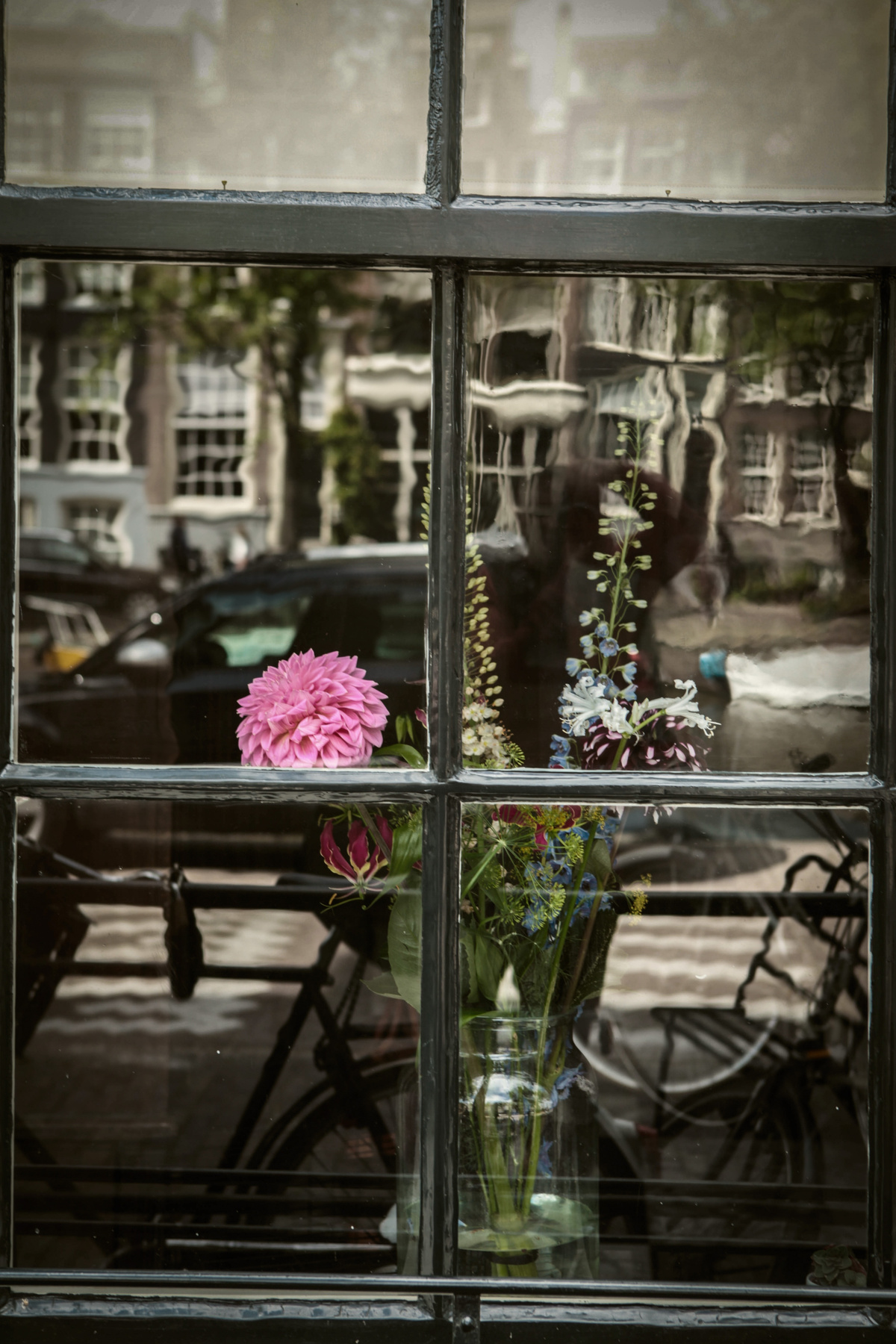 Букет в окне, который мне попался в Амстердаме :) 
