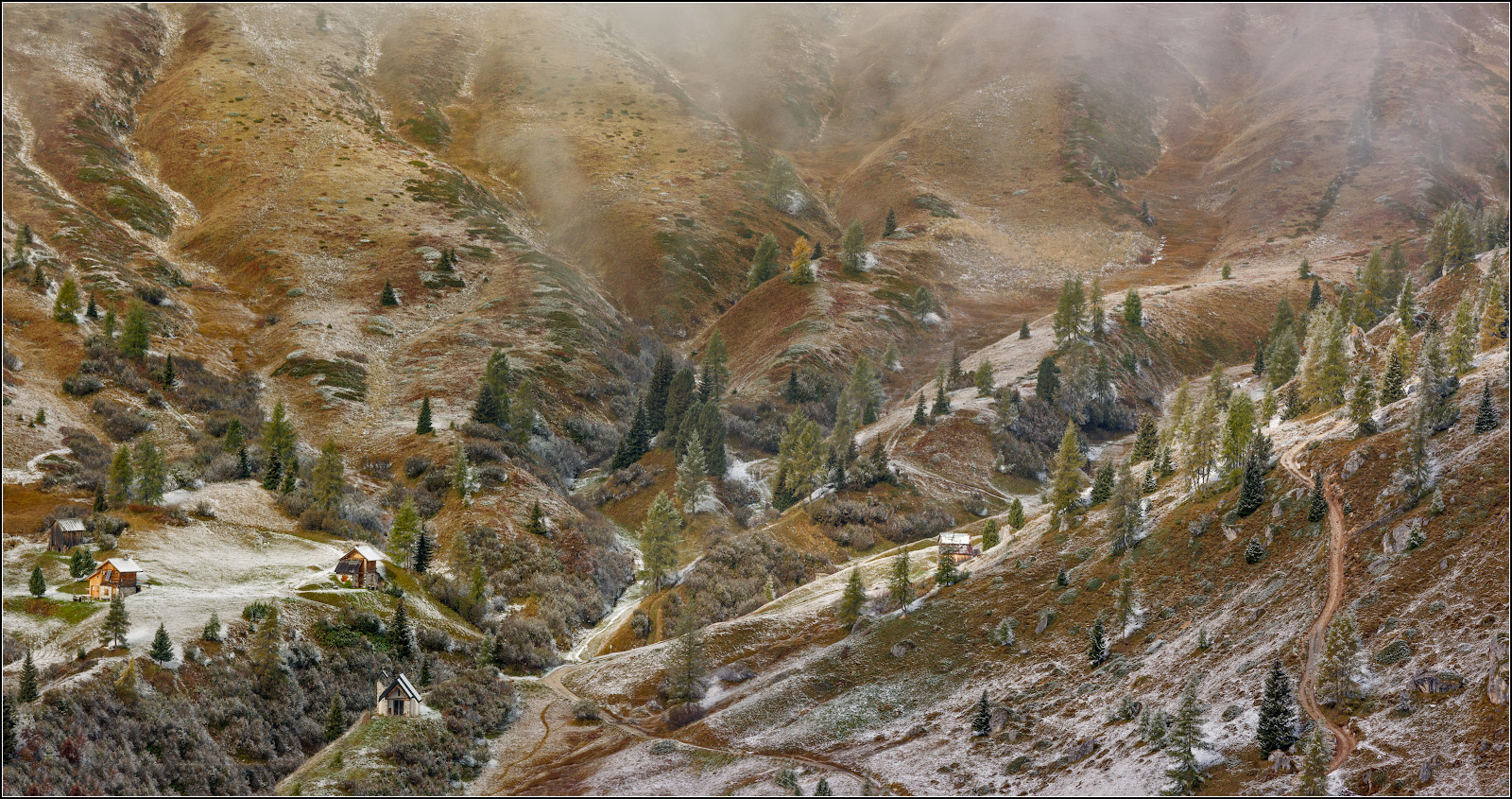 Горными тропами. Доломитовые Альпы Италия осень церквушка снег