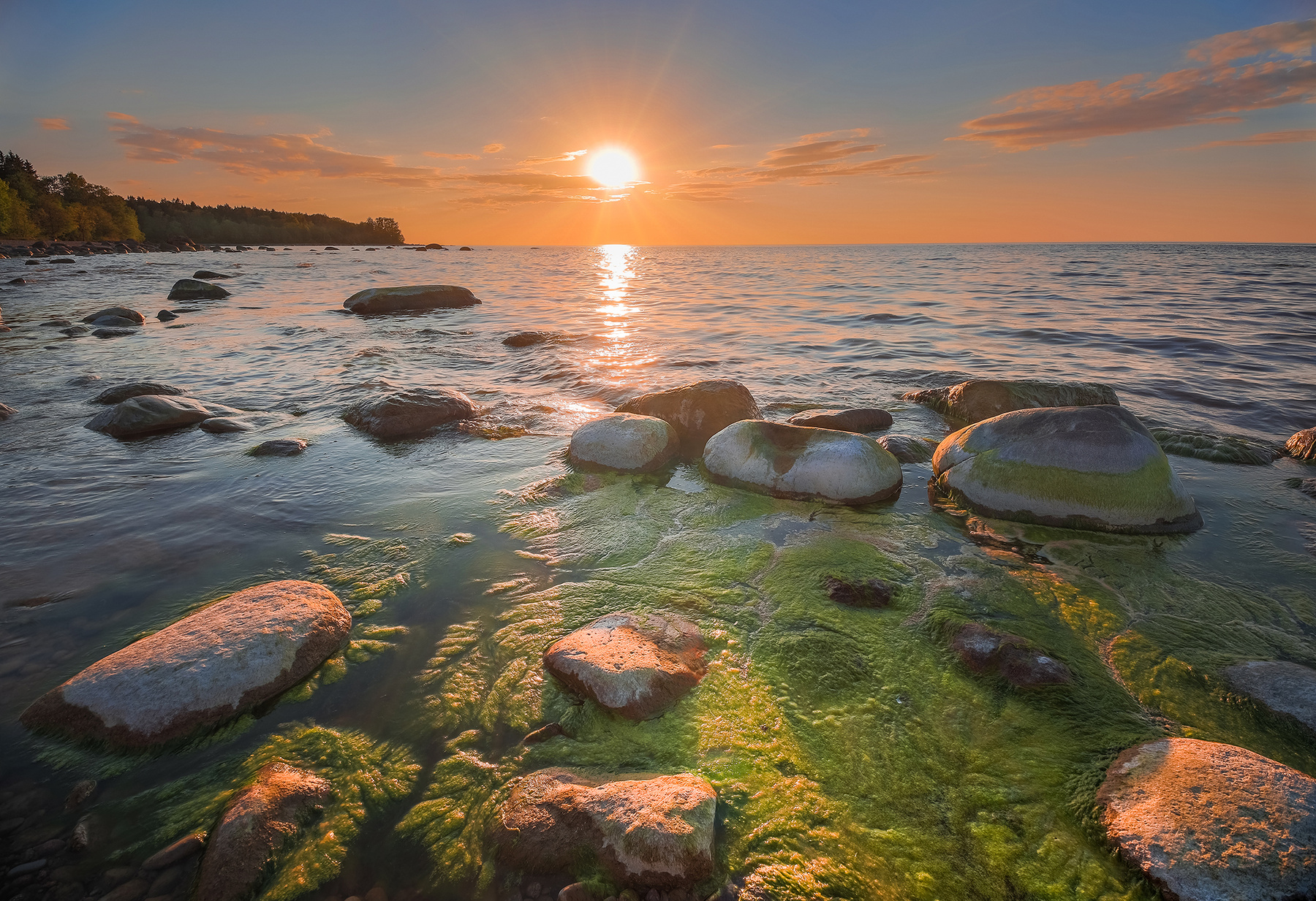 Вечерний залив море вода камни закат золотой час небо цвета краски