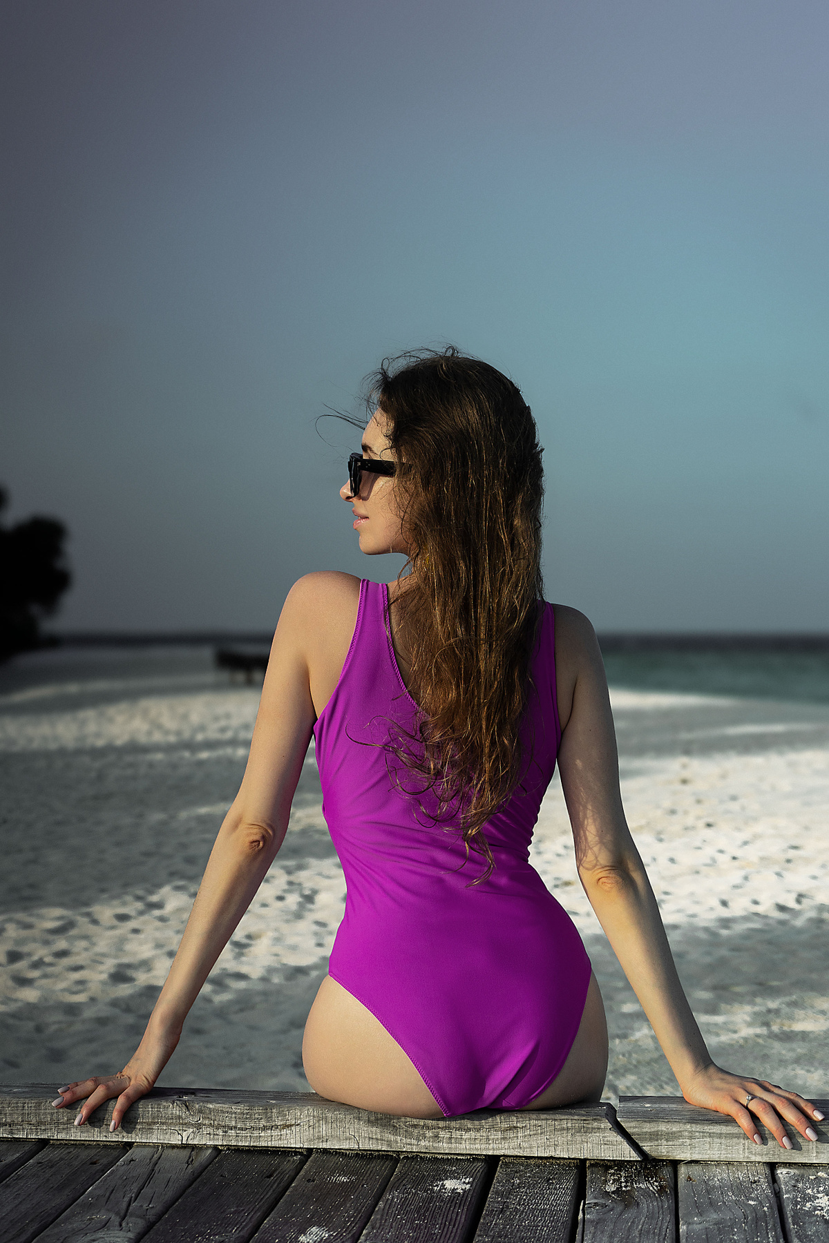 Летнее настроение Красивая девушка пурпурный купальник остров солнце пляж лето океан море Мальдивы пальмы вода голубое небо Белый песок голубой фотография фото настроение
