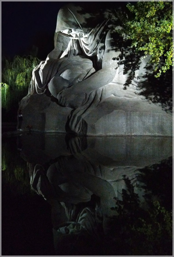 Скорбящая мать Волгоград Мамаев курган Скульптура памятник пруд отражение скорбь мать