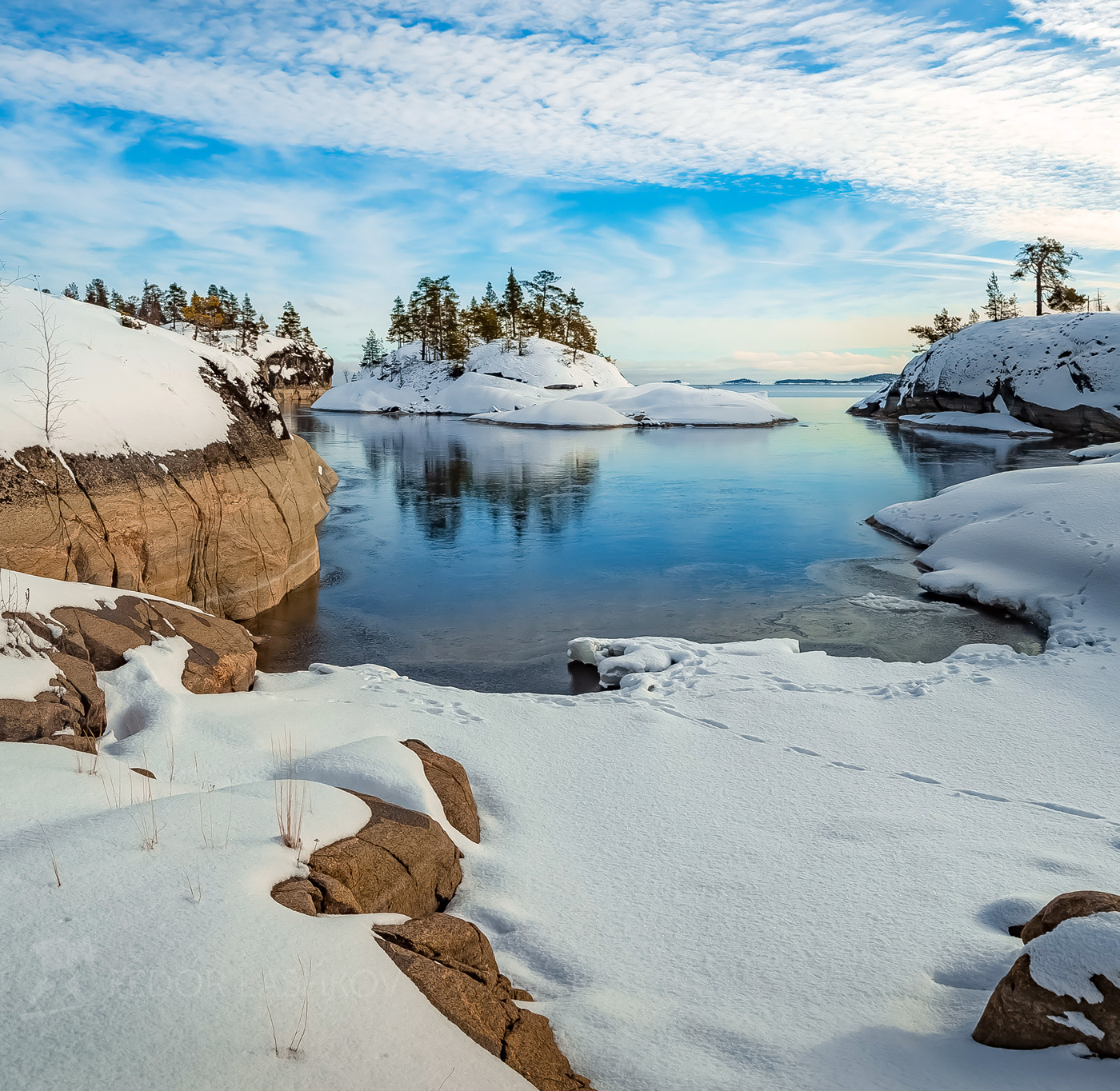 Зимний день на Ладоге Ладожское озеро Карелия зима день облака синий снег зимнее камни лёд отражение вода бухта залив остров сосны гранит шхеры