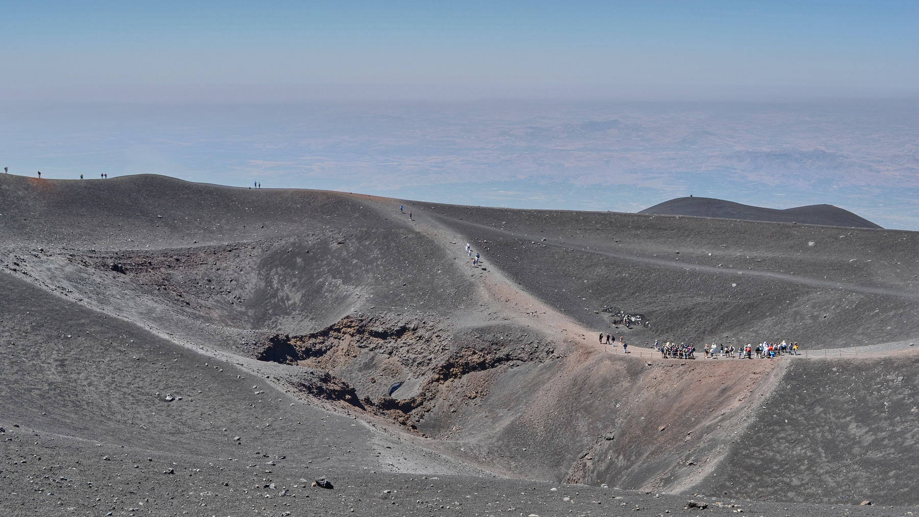 Спящий кратер Этны. Вулкан Этна кратер туристы