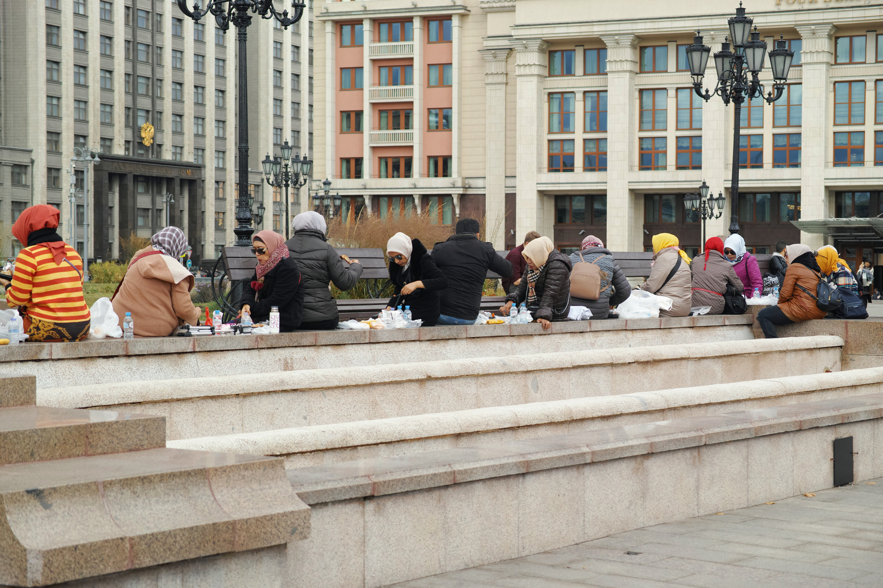 Обед туристов город Москва площадь Манежная туристы обед
