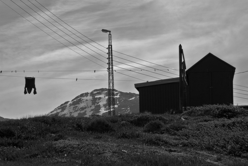 Зарисовка в нотной тетради гренландия нуук горы дом провода верёвки бельё небо облака