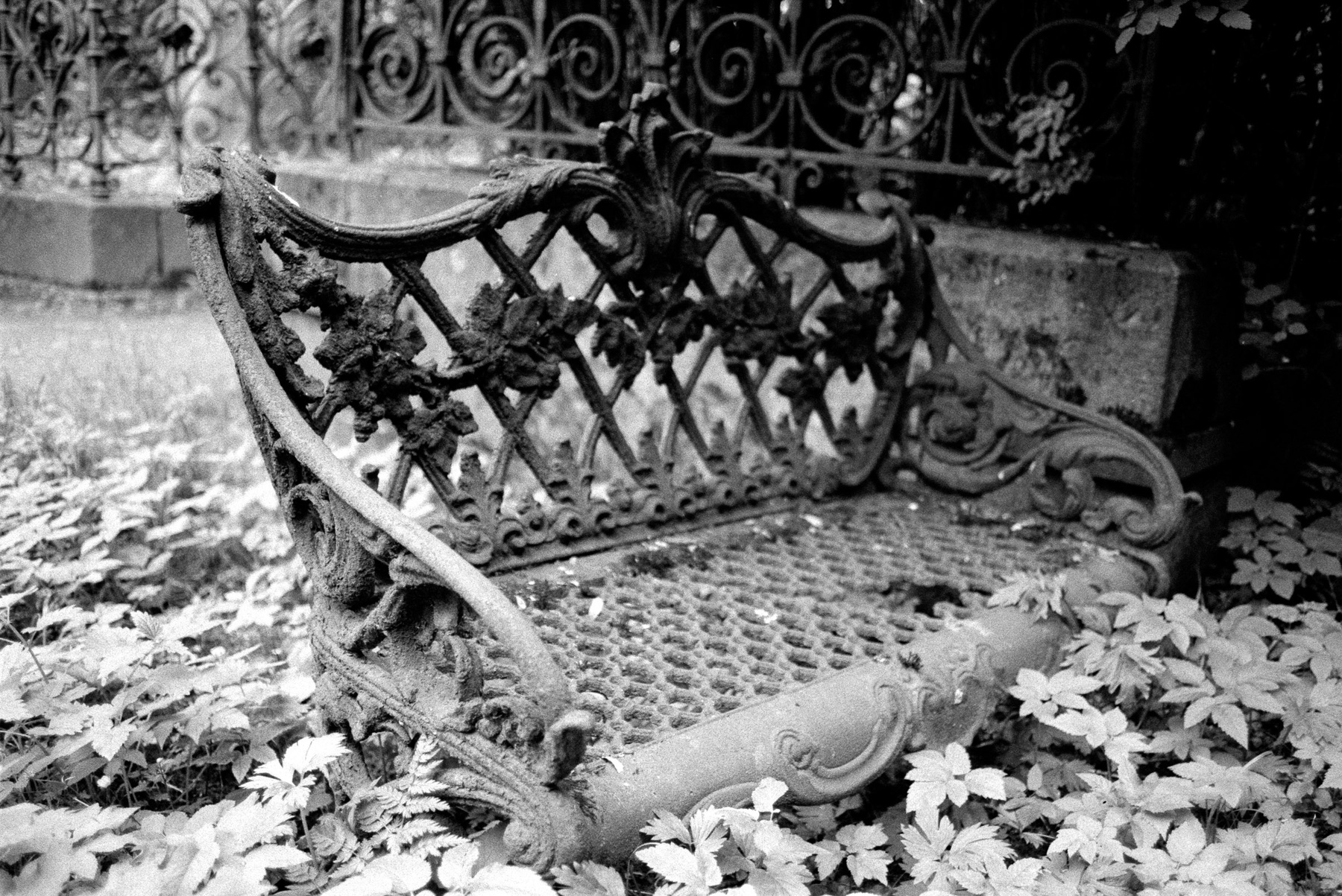 Кладбищенская скамейка 