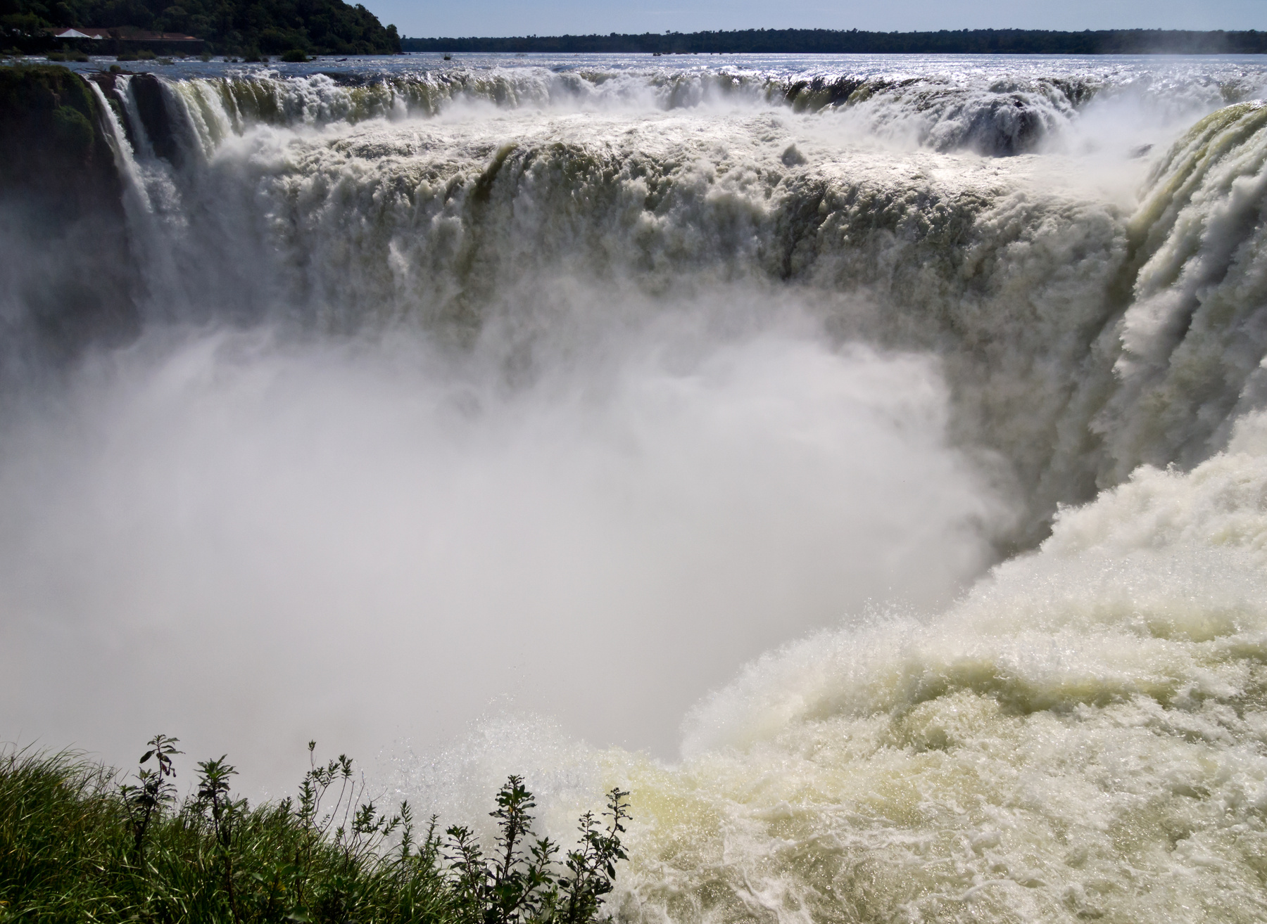 Глотка Дьявола Игуасу водопад Глотка Дьявола брызги Аргентина Бразилия Южная Америка