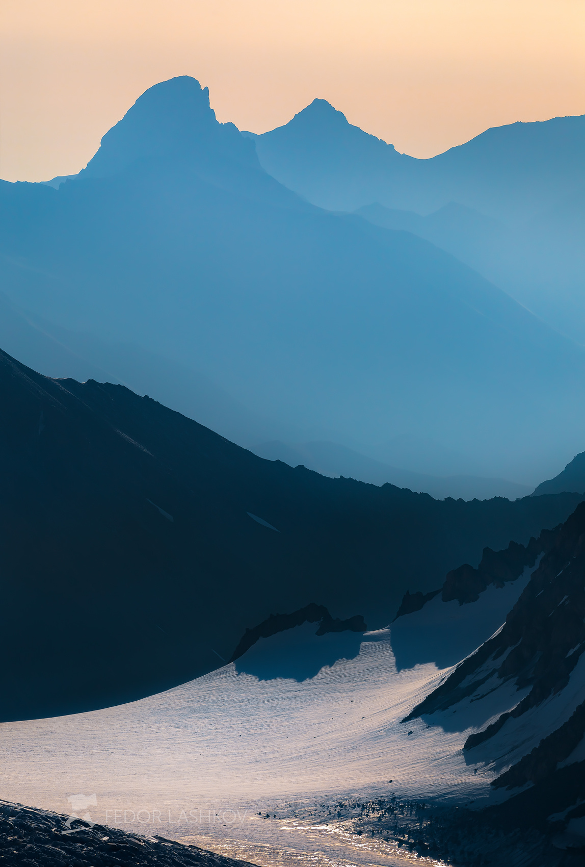 Синева гор Северный Кавказ Кабардино-Балкарская Кавказский хребет путешествие горы Приэльбрусье ледники суровый скалы вершина освещение дымка утро рассвет силуэты
