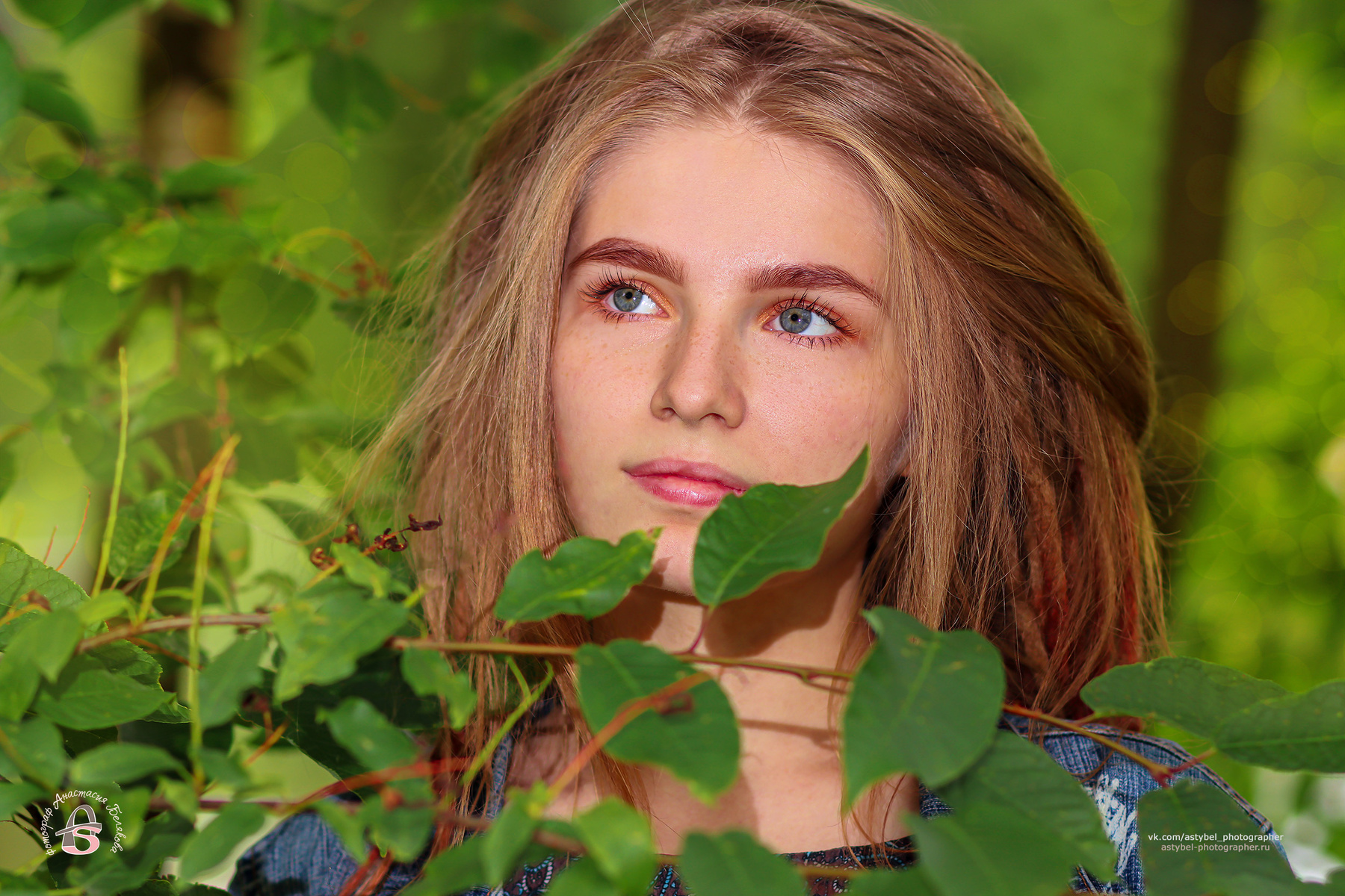 Портрет девушки в листве девушка дреды красотка зелень лето парк портрет листва куст красавица модель