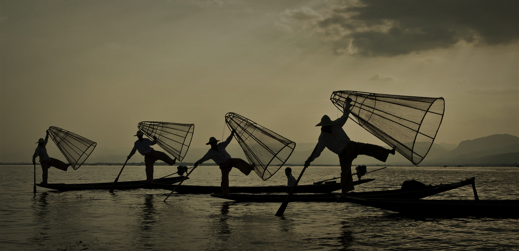 Рыбаки на озере Инле (Мьянма) 