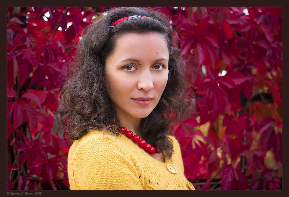 Фото 2-03 девушка образ осенний портрет взгляд волосы осень осенние краски красные листья красный плющ изгородь