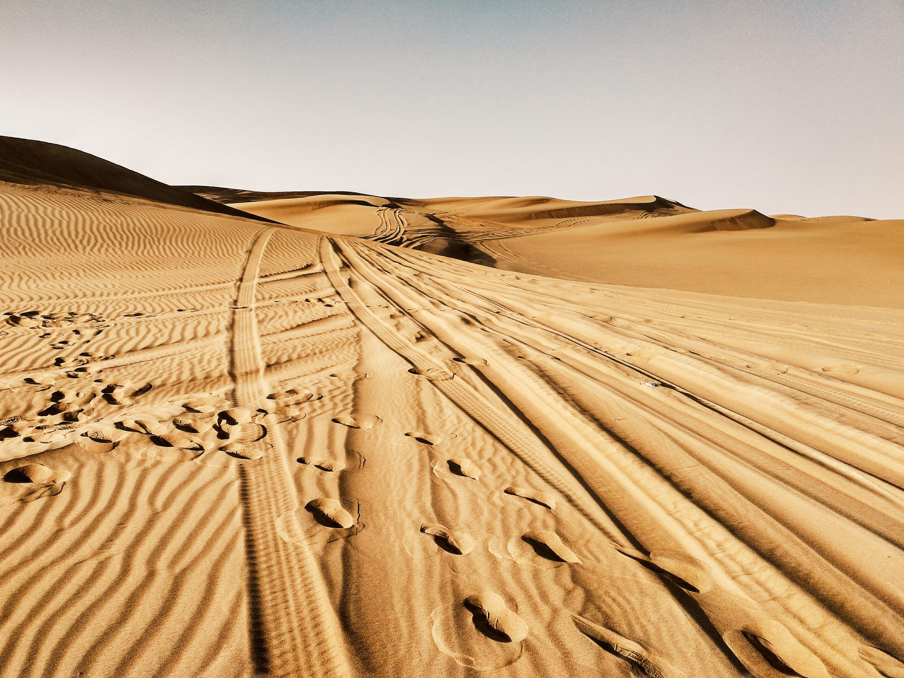 Следы на песке дубай оаэ пустыня сафари