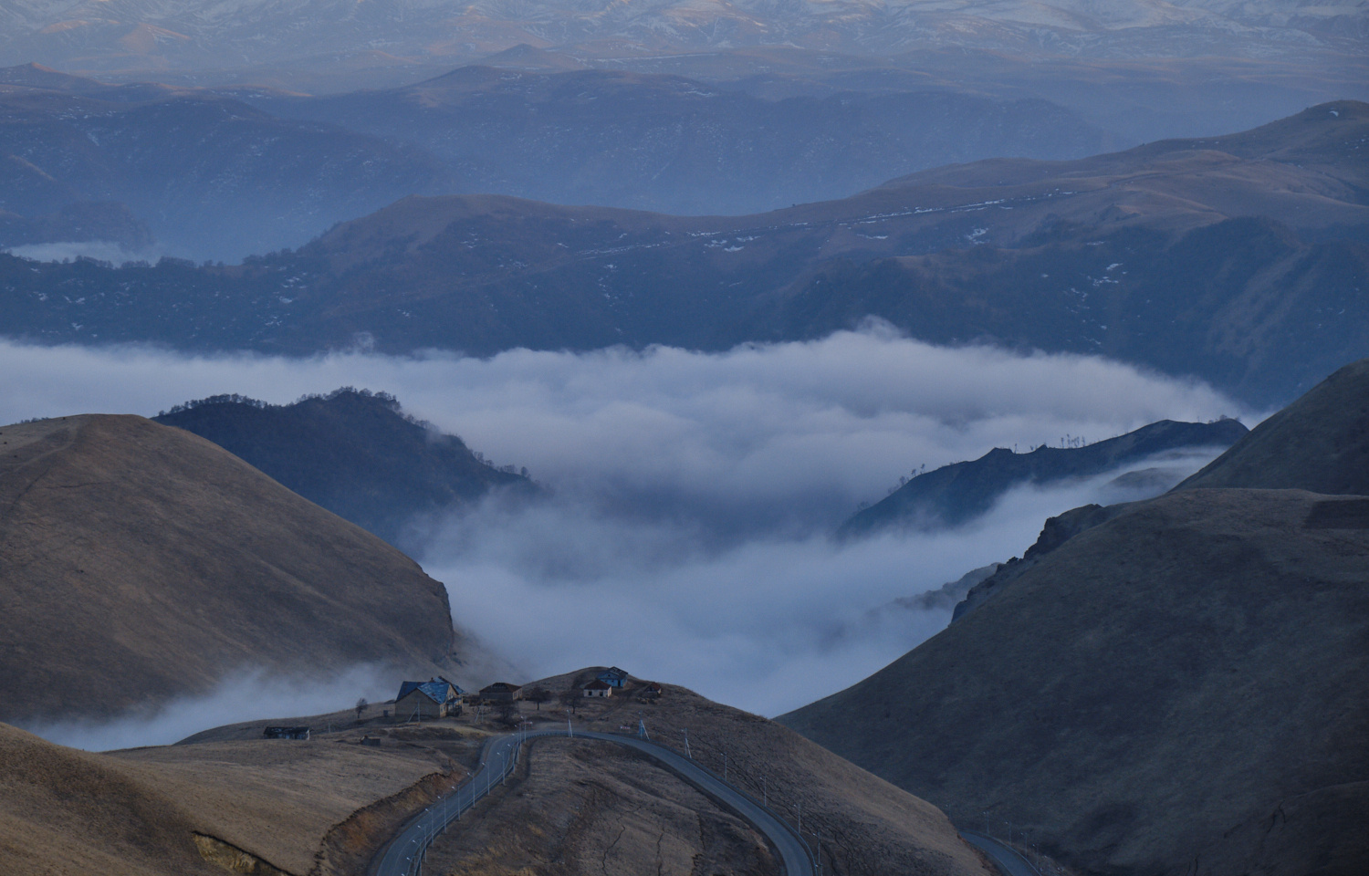 Туманы плато Шатжадмаз горы Кавказ туман