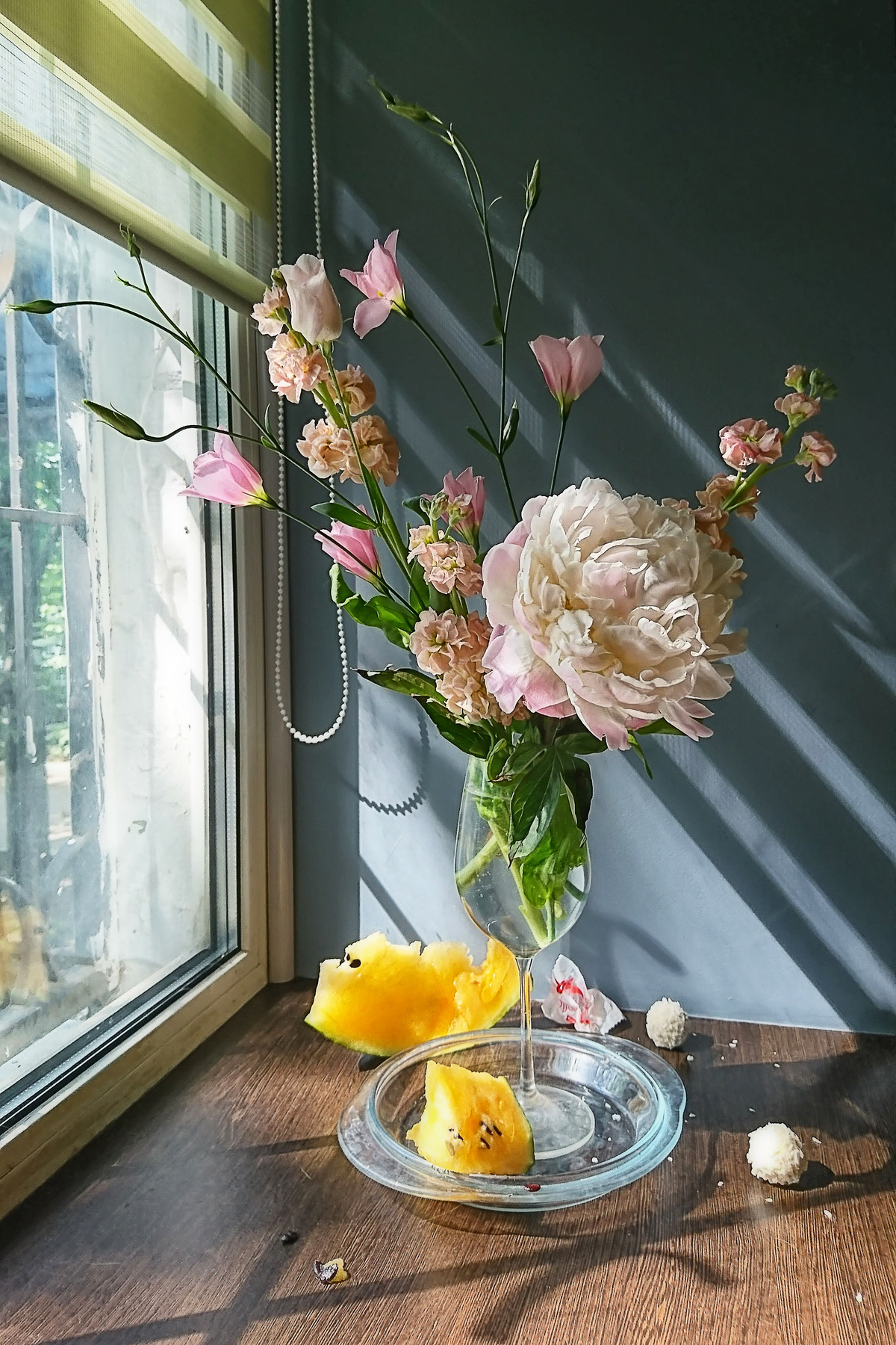 Цветы и ломтики жёлтого арбуза натюрморт стекло бокал цветы пион арбуз