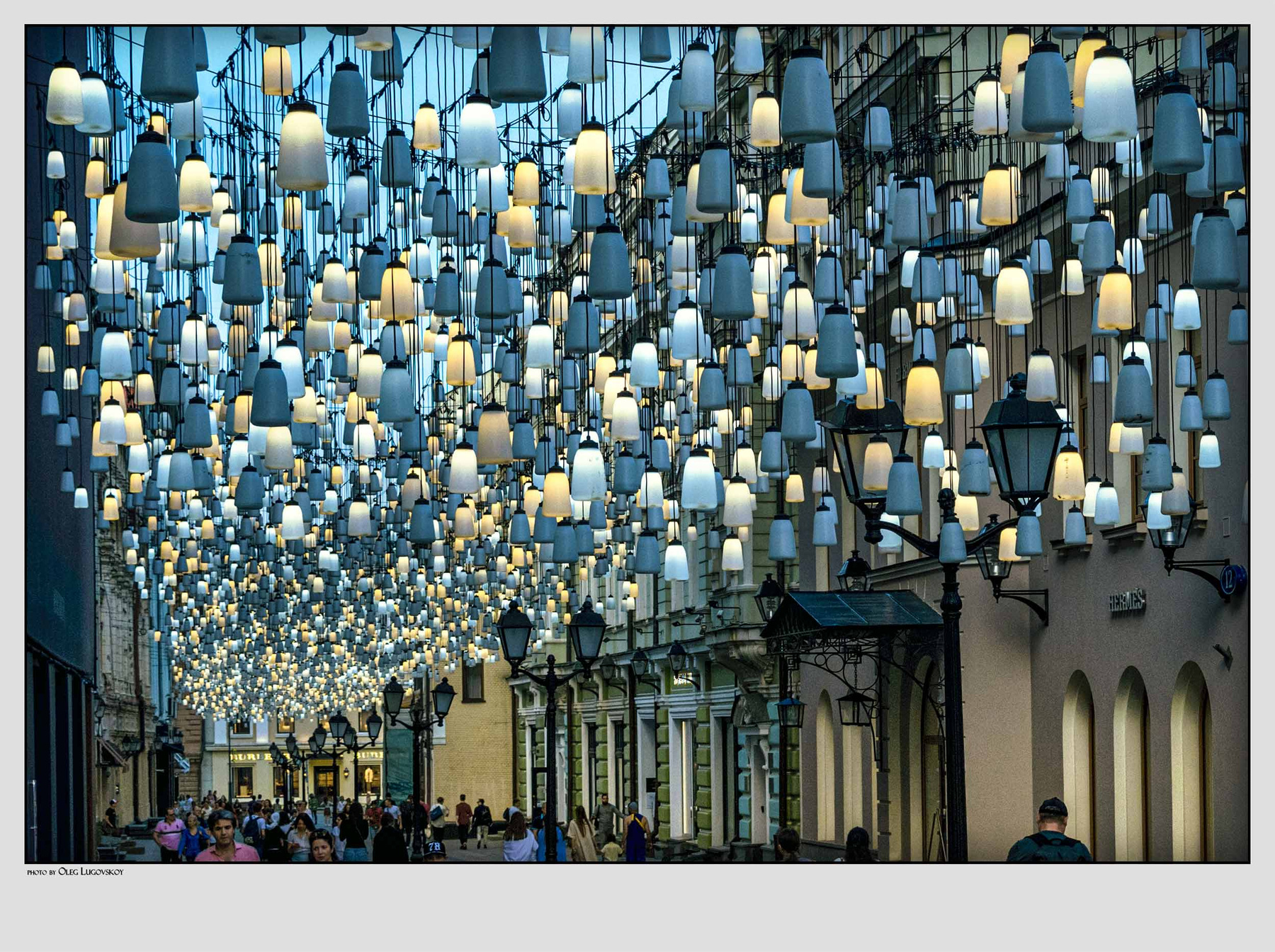 Небесные светильники москва столешников переулок лампы светильники иллюминация люди Город цвет над головой пешеходная зона