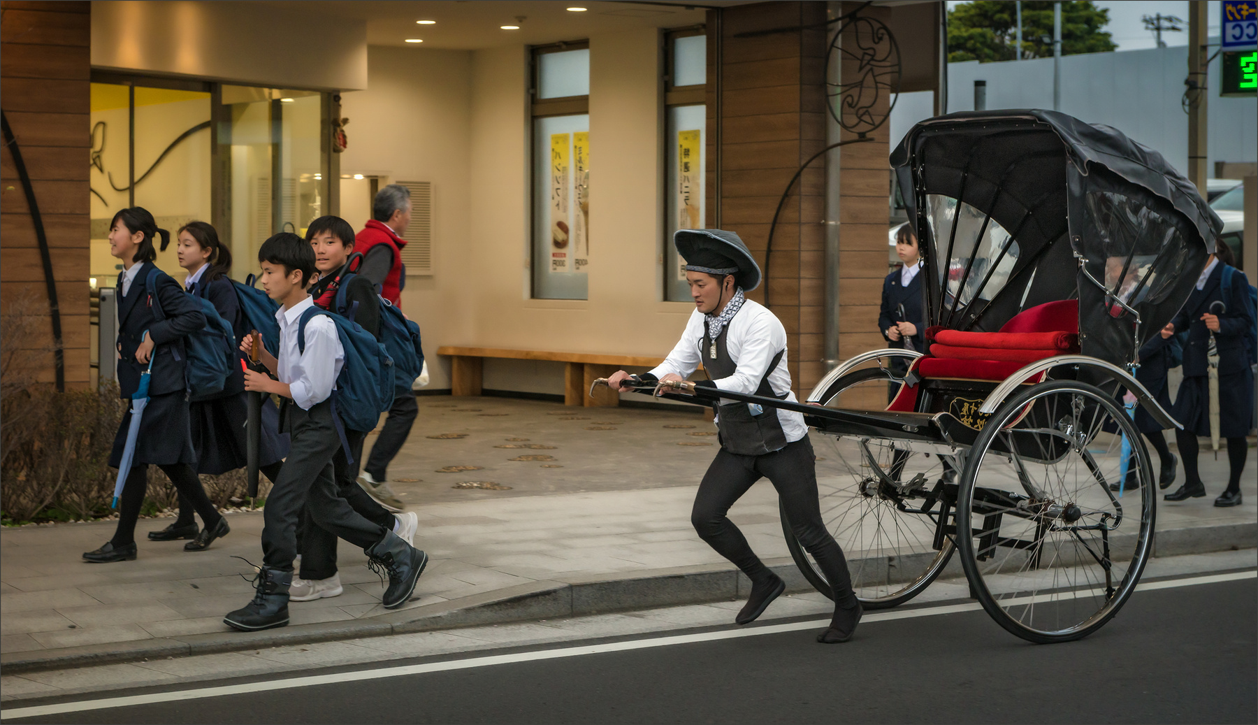 Про школьников и рикшу Япония улица школьники рикша