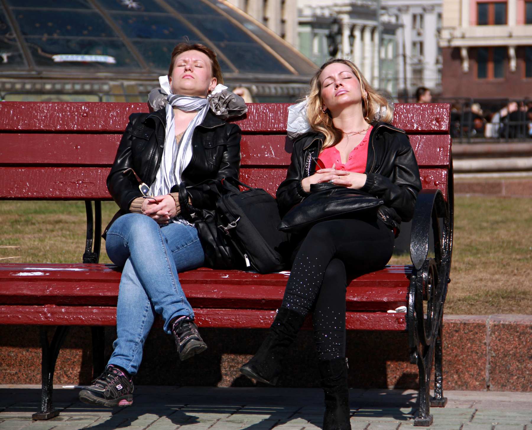 Под апрельским солнышком люди лица город прохожие уличный портрет стрит девушки
