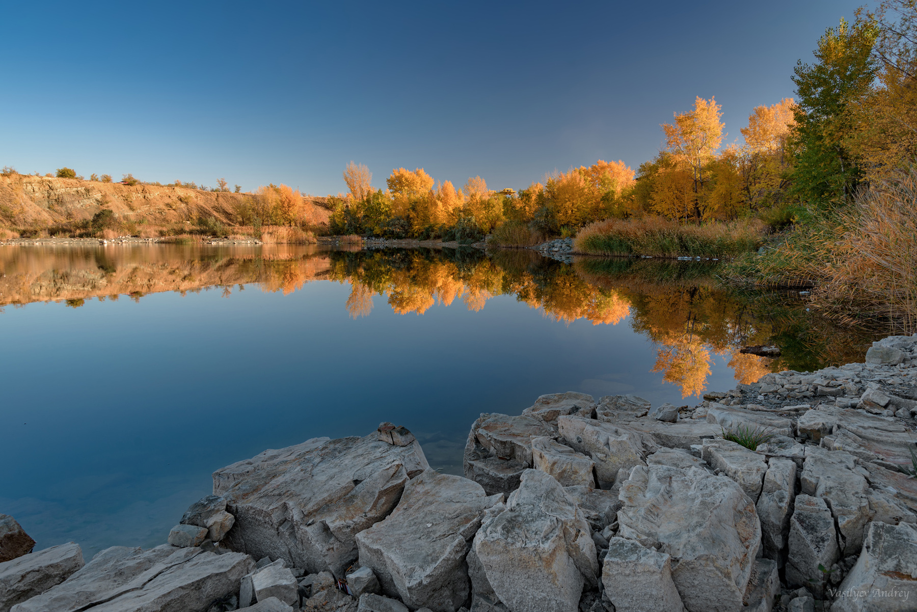 Осень на карьере осень орск природа пейзаж отражение озеро