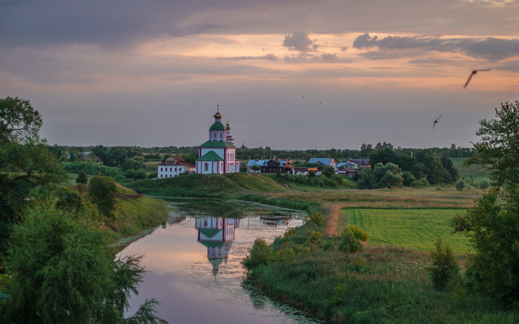 Суздаль храм у реки