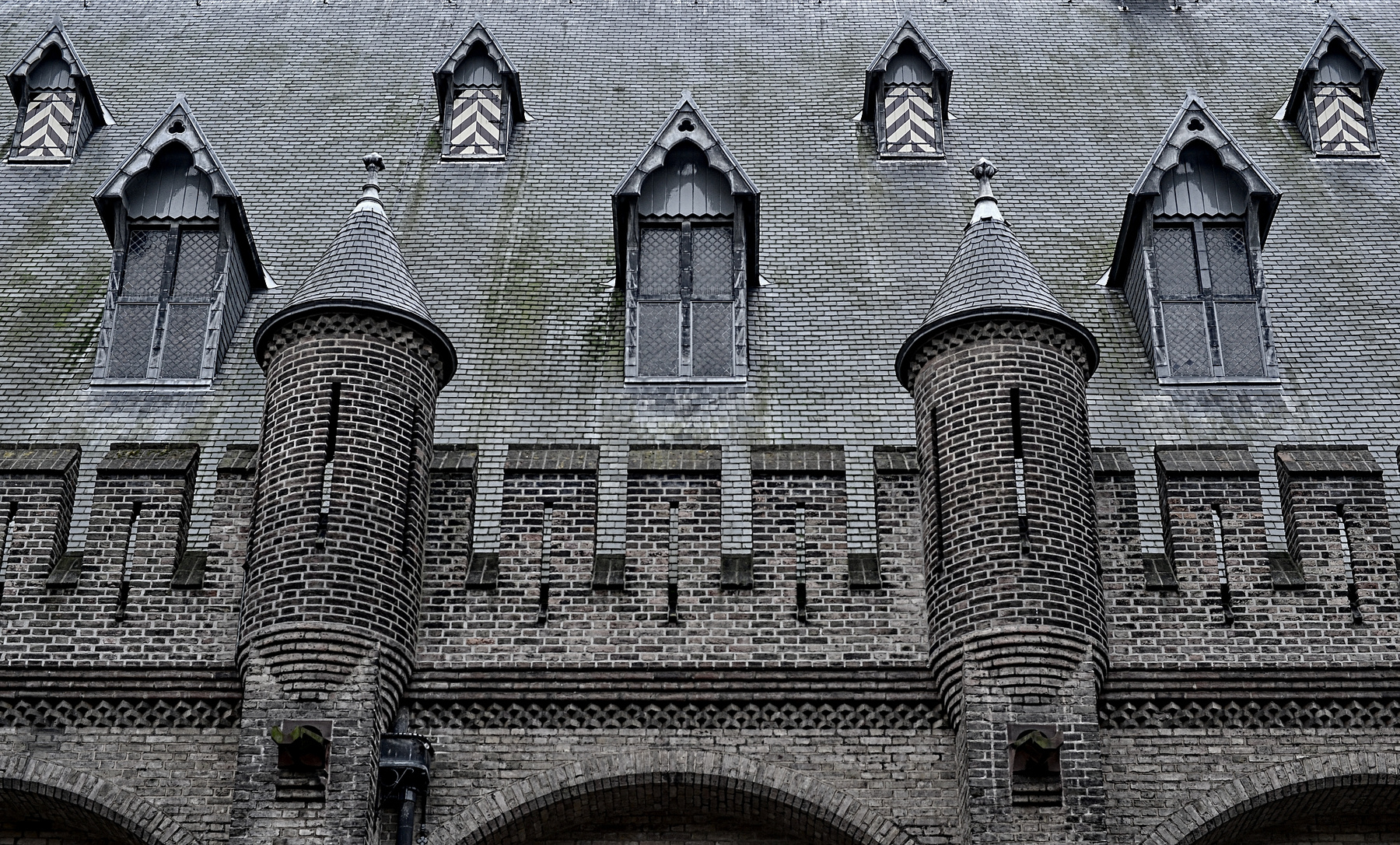 [ пешка башенка король ] стена кирпич кладка хвосты башни башенки окно черепица замок крыша фрагмент