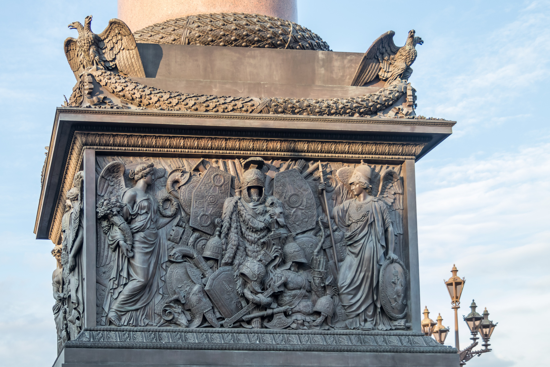Фрагмент основания Александровской колонны 