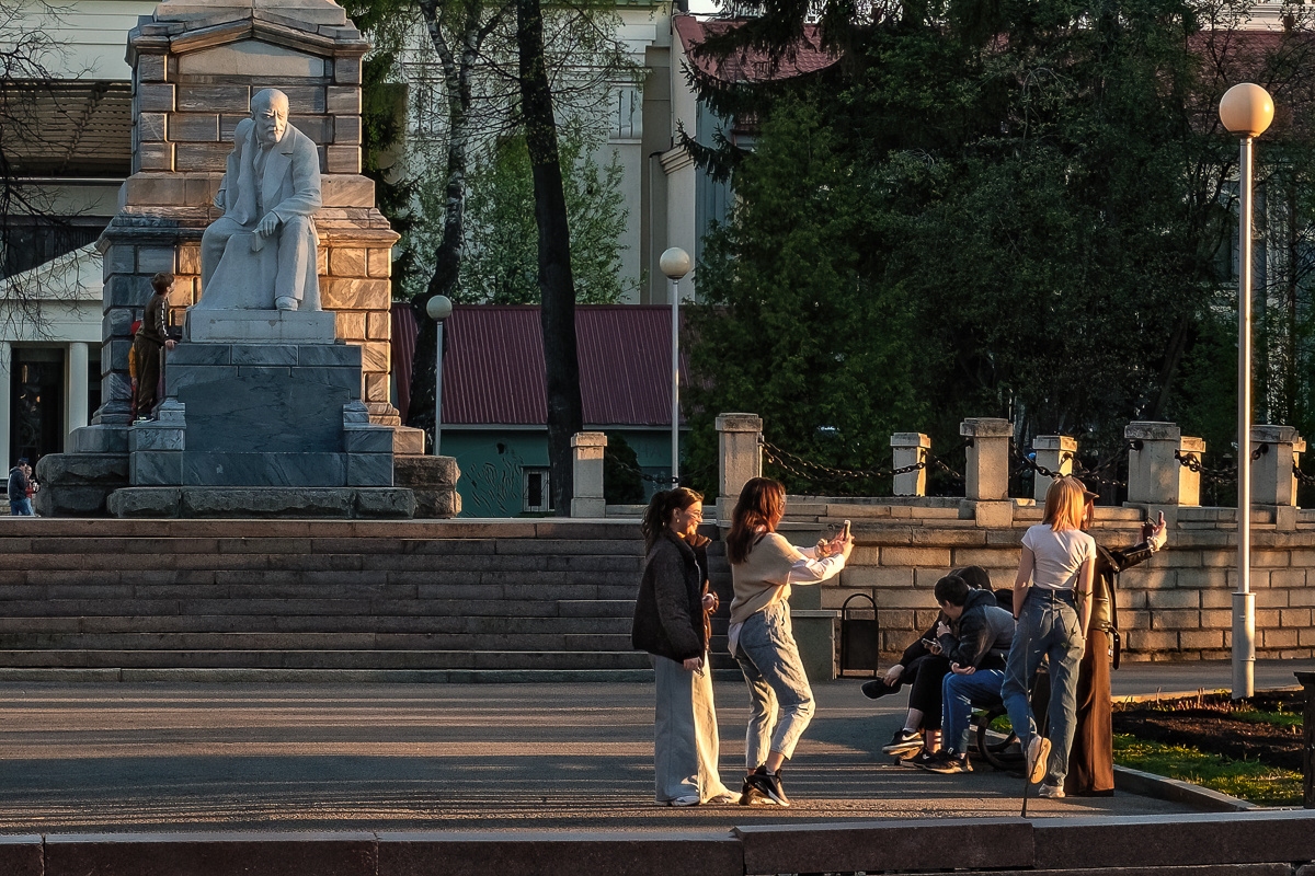 Под лучистым взглядом, с прищуром ... улица люди закат памятник Ленину