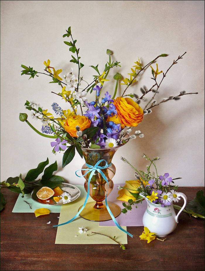 Весенний букет натюрморт с весенними цветами гиацинт лютик азиатский цветущие ветки желтый синий голубой сиреневый