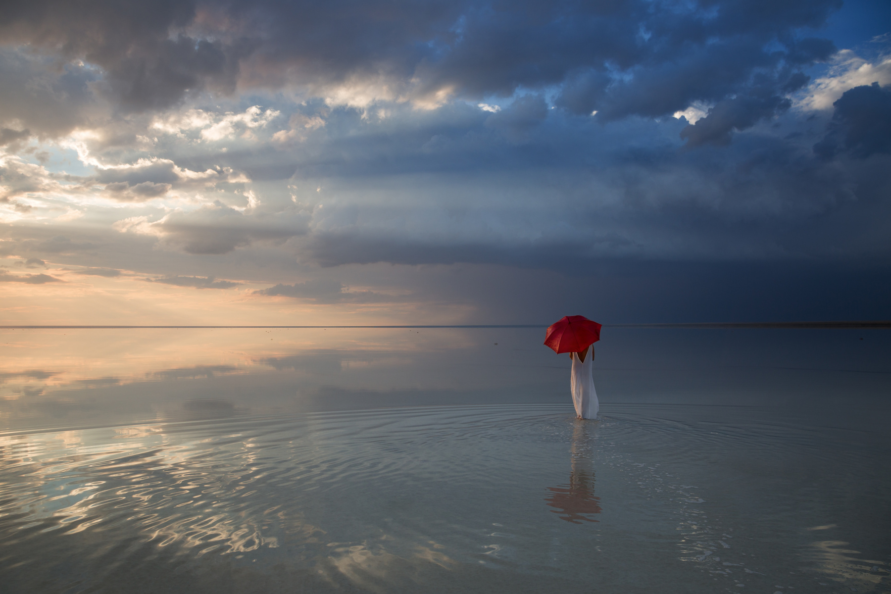 После грозы или прогулка по Эльтону... фото цвет девушка гламур озеро зонт вода небо облака солнце Эльтон