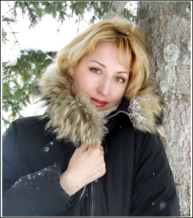 Римма Бийск Алтай девушка красавица снег сосна лес