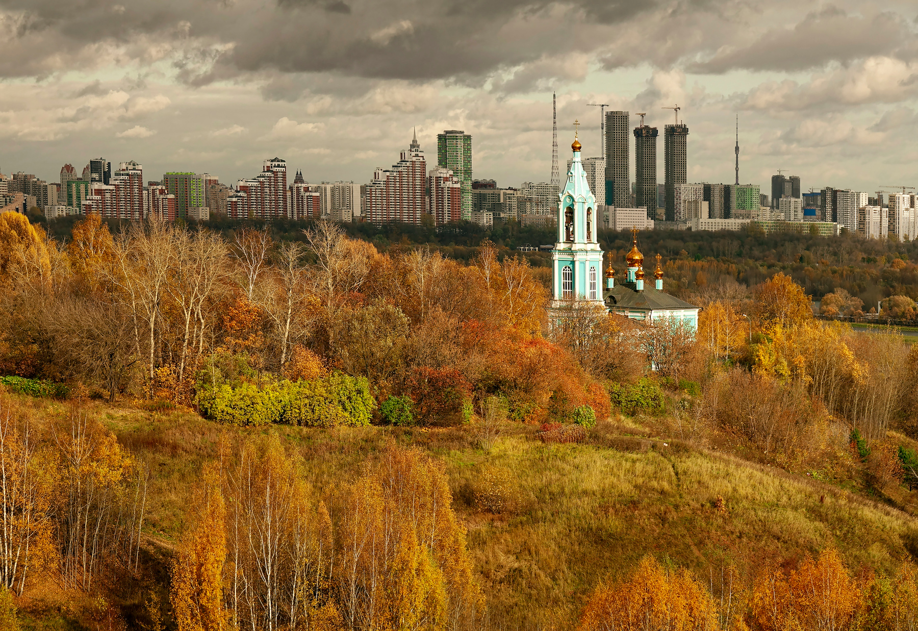 Осень на московской окраине Москва Крылатские холмы церковь рождества Богородицы