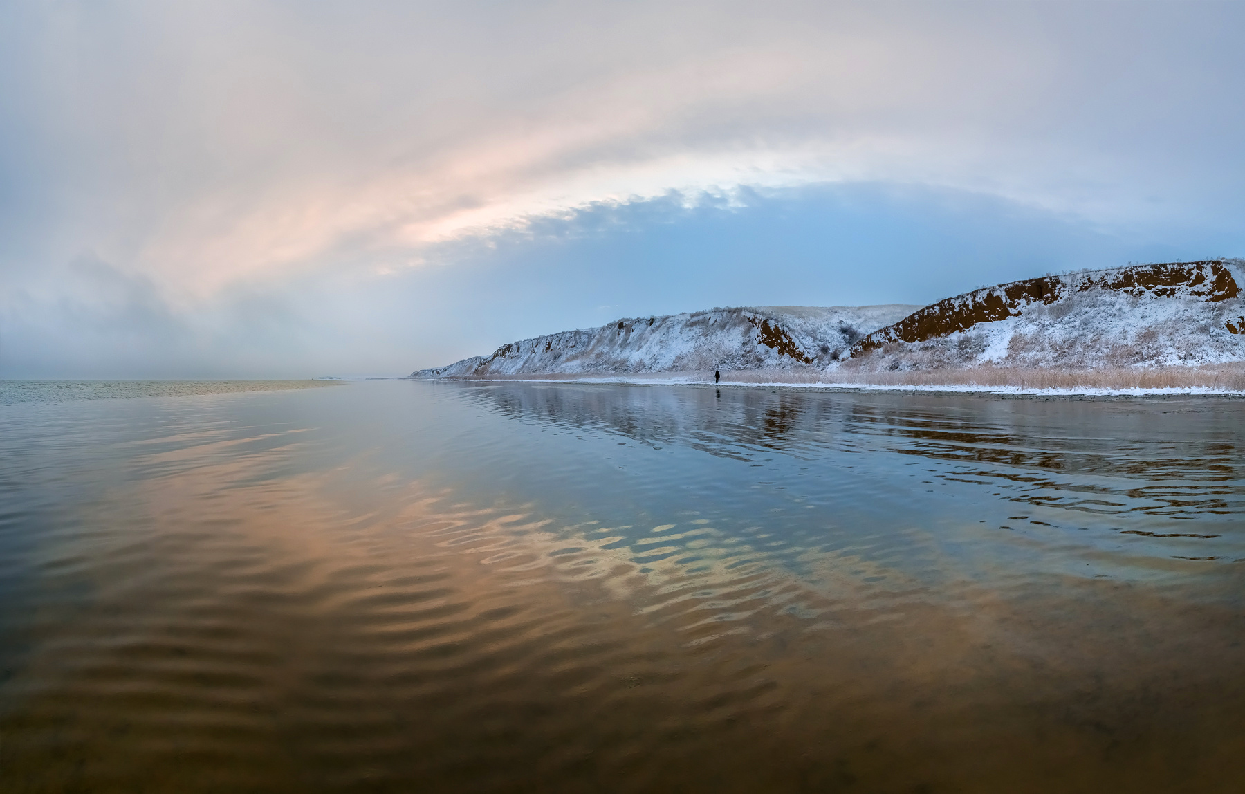 Озеро Ма́ныч-Гуди́ло Ставропольский край зима снег путешествие фотоальбом Ставрополье фотопроект озеро Маныч рассвет вода отражение берег