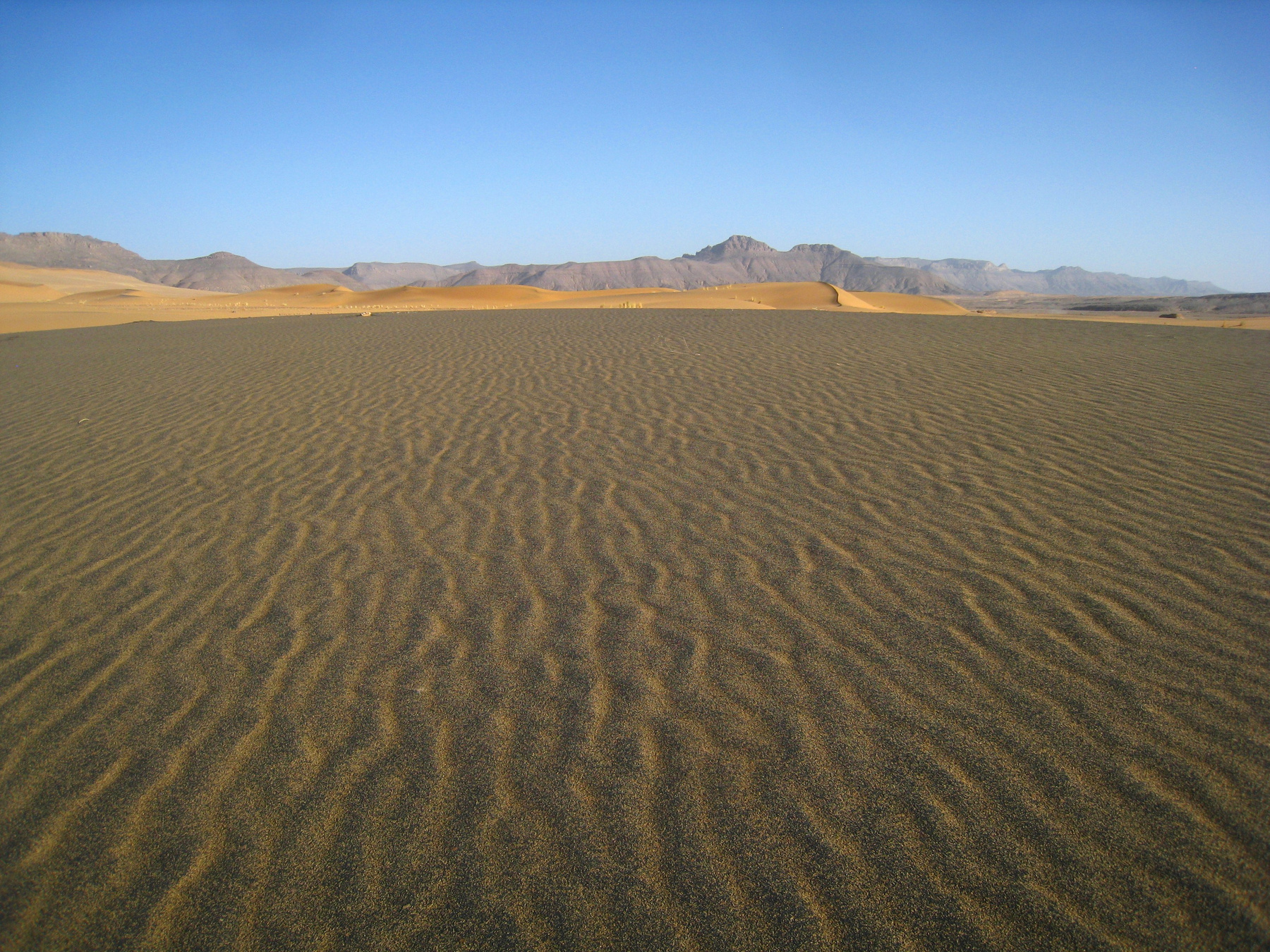 Большая редкость в Сахаре - дюна с тёмным песком. Алжир пейзаж скалы
