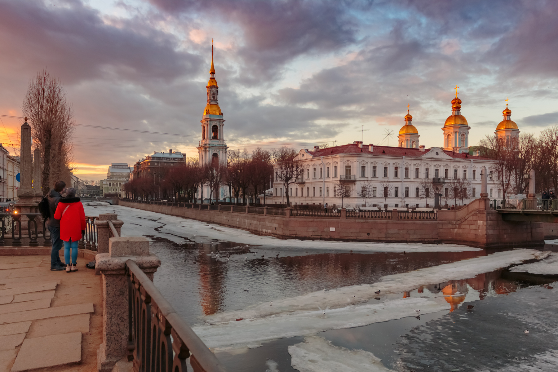 Романтический апрельский вечер на Крюковом канале Санкт-Петербург вечер река отражение двое весна храм вода лёд