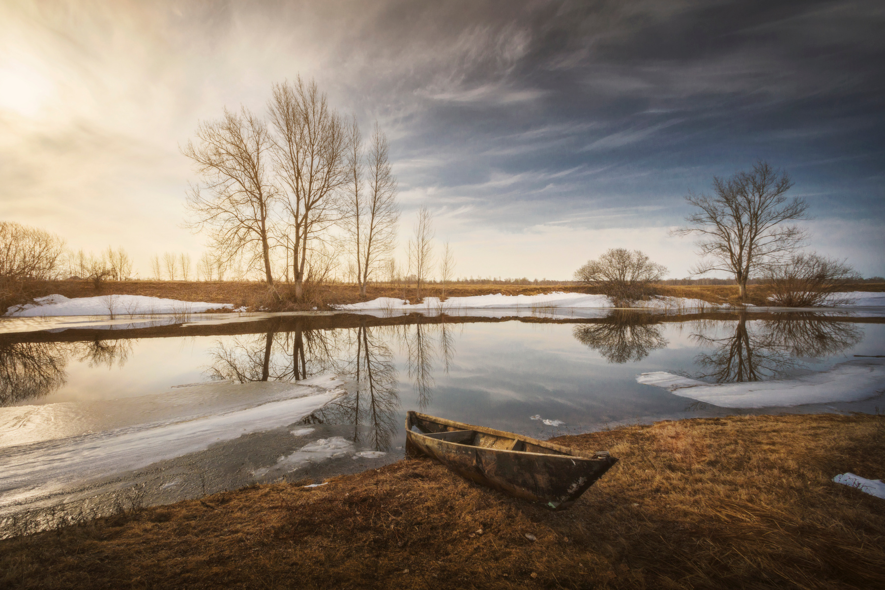 Лодка старого дедушки Мазая озеро горы лес природа закат рассвет красота приключения путешествие облака Урал