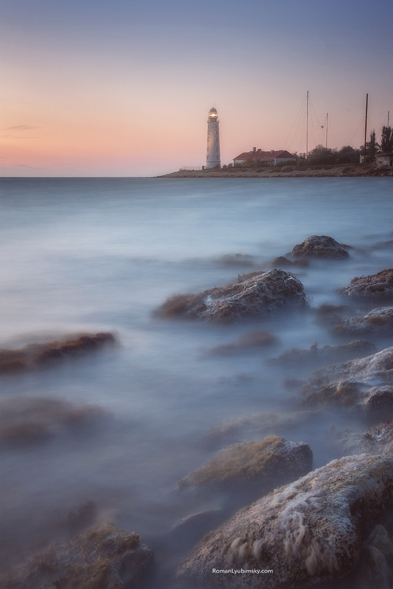 Свет на берегу крым море осень роман любимский маяк херсонес вода морской пейзаж